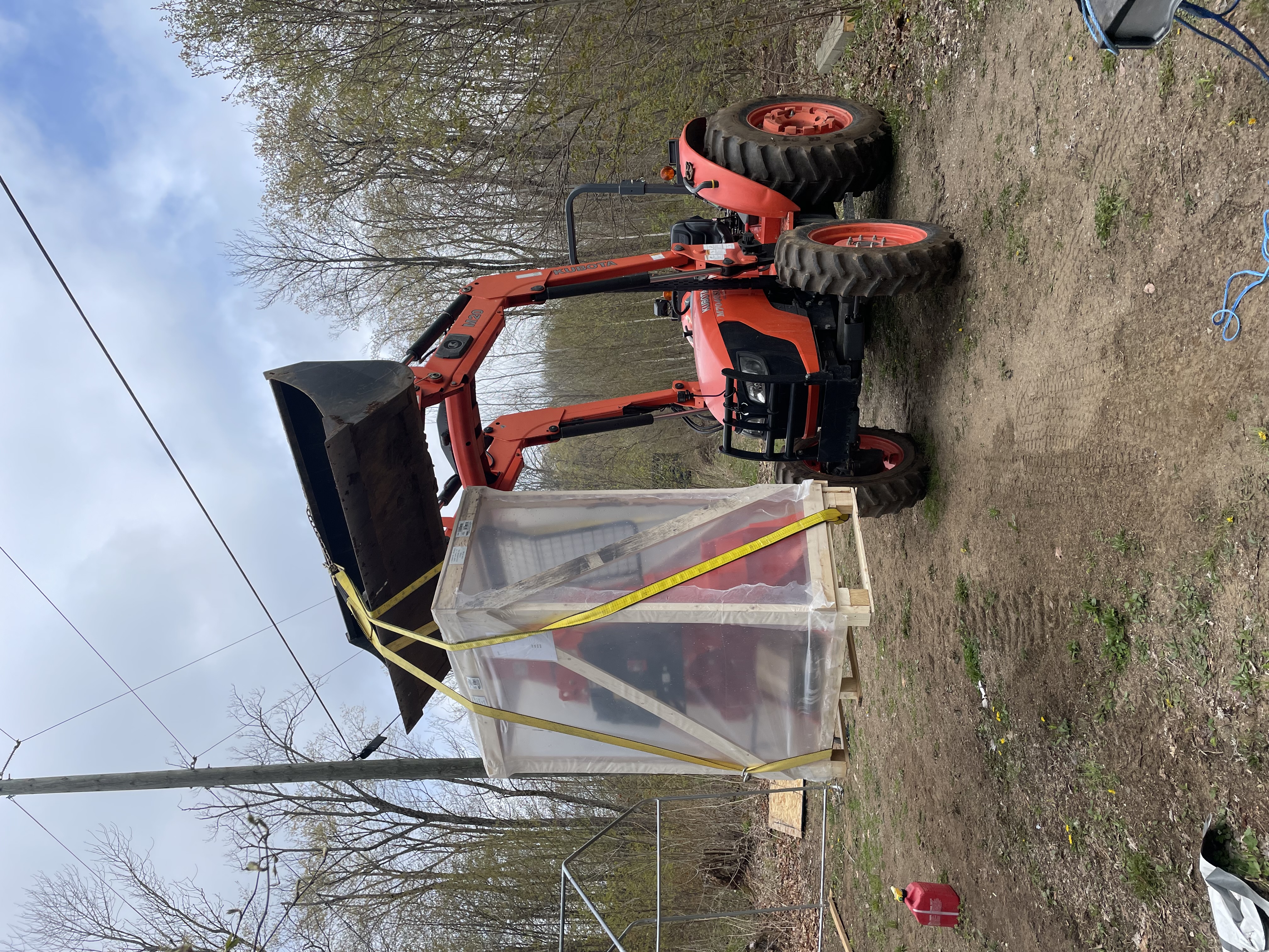 Unloading the brand new skidding winch with the tractor